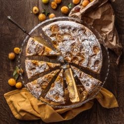 Frangipane ist eine einfache Mandelfüllung. In diesem Rezept kombinieren wir sie mit Mirabellen, um eine köstliche und schöne französische Tarte zu backen.