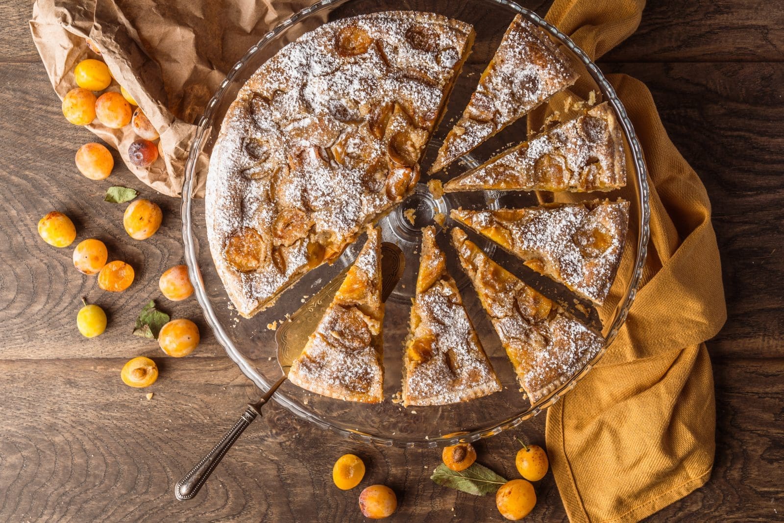 Frangipane ist eine einfache Mandelfüllung. In diesem Rezept kombinieren wir sie mit Mirabellen, um eine köstliche und schöne französische Tarte zu backen.