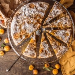 Frangipane ist eine einfache Mandelfüllung. In diesem Rezept kombinieren wir sie mit Mirabellen, um eine köstliche und schöne französische Tarte zu backen.