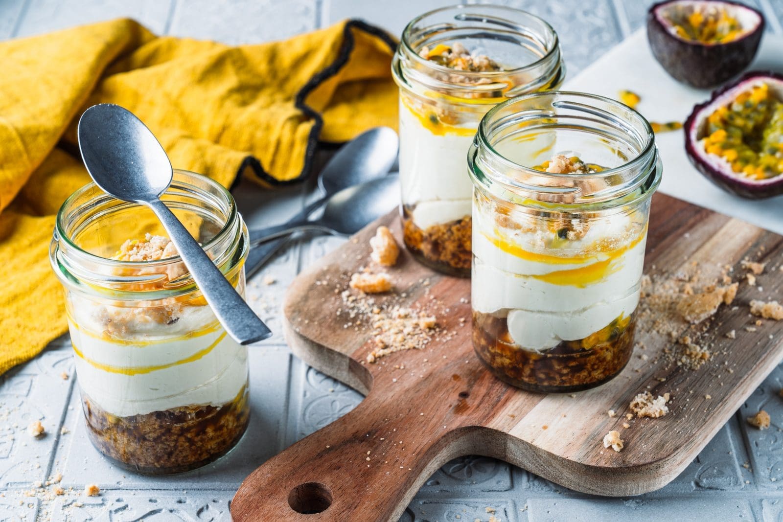 Fruchtiges Passionsfrucht-Tiramisu mit Amaretti - in 12 Minuten im Glas! 1 Passionsfrucht tiramisu EDEKA 6 | Dieses Rezept ist perfekt für alle, die mal etwas anderes mit ihrem Tiramisu ausprobieren möchten. Es hat eine fruchtige Note, die Euch hoffentlich dazu bringt, dieses Rezept immer wieder zu machen. Die Passionsfrucht bringt genau die richtige Menge an Süße und Säure in dieses Dessert und macht es unwiderstehlich! Ich kann es kaum erwarten, Euch unser Passionsfrucht-Tiramisu mit leckeren Amaretti vorzustellen und Euch zu zeigen, wie Ihr vier Gläser dieses köstlichen Desserts in 12 Minuten zaubern könnt! Ganz gleich, ob Ihr eine süße Leckerei für Euch selbst zubereitet oder Freunde mit etwas Neuem überraschen wollt, bei diesem Rezept wird jeder nach einem Nachschlag verlangen.