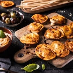 Ravioli Chips mit Balsamico-Mayo_MAZZETTI