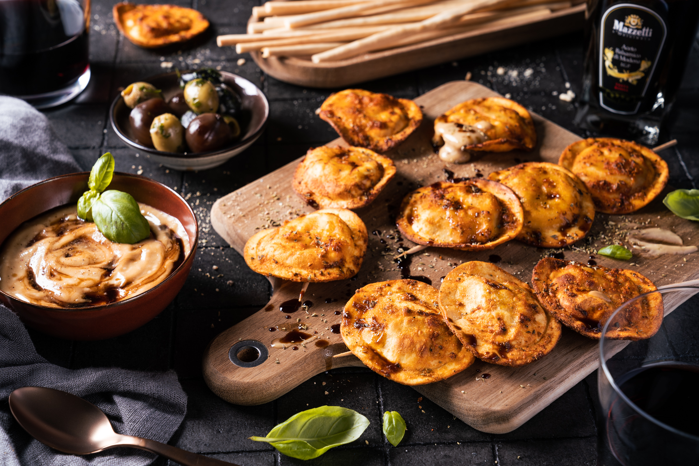 Unser 1. Stuzzicchini Rezept: Ravioli-Chips mit Balsamico-Aioli