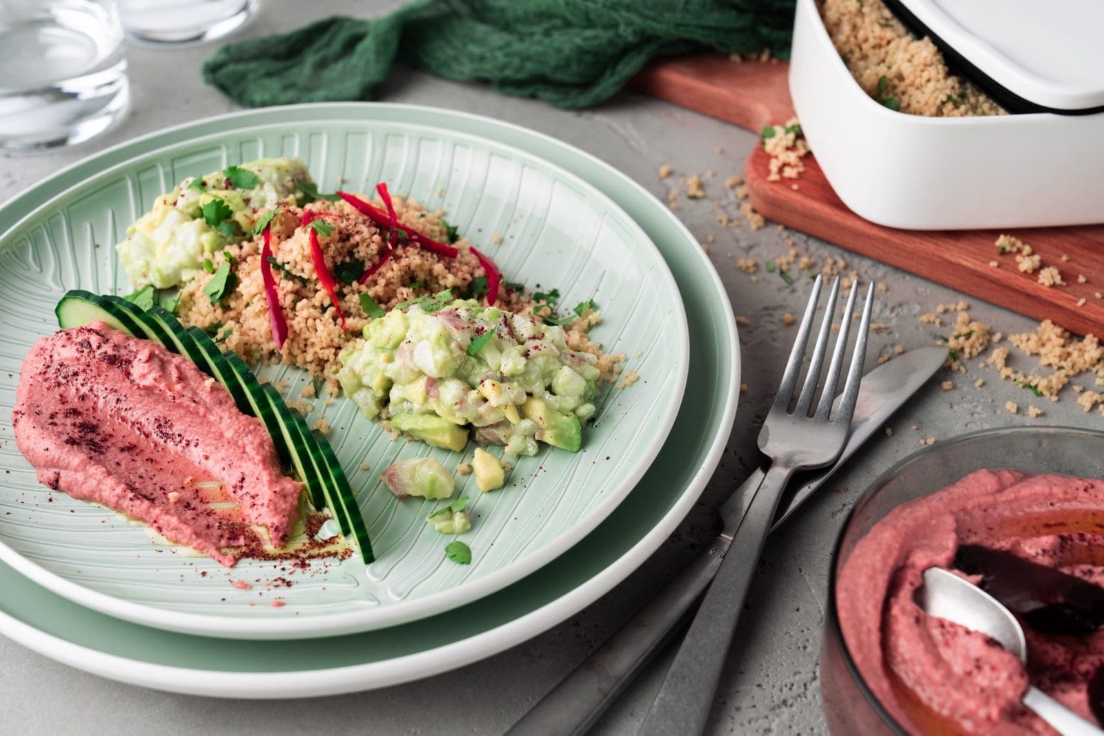 To stay Villeroy Boch 8 | Manche Rezepte entstehen aus einer Reiseerinnerung, und genau so war es hier. Als wir vor einigen Jahren nach Genf eingeladen waren, haben wir ein Ceviche gegessen, das so frisch und unkompliziert war, dass wir es unbedingt zu Hause nachbauen wollten. Herausgekommen ist unsere Ceviche mit Couscous und einem cremigen Rote-Bete-Hummus. Ein leichtes Gericht, das kalt gegessen wird und ganz ohne Ofen auskommt. Für uns ist es der perfekte Begleiter, wenn es schnell gehen soll, wenn Freunde spontan vorbeikommen oder wenn wir etwas für unterwegs brauchen. Ihr könnt alles frisch auf den Teller bringen oder vorbereiten und später genießen. Wie das am besten klappt, zeigen wir euch jetzt.