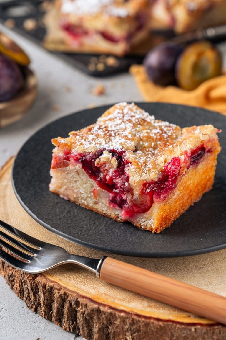 Zwetschgenkuchen mit Streuseln auf einem Teller