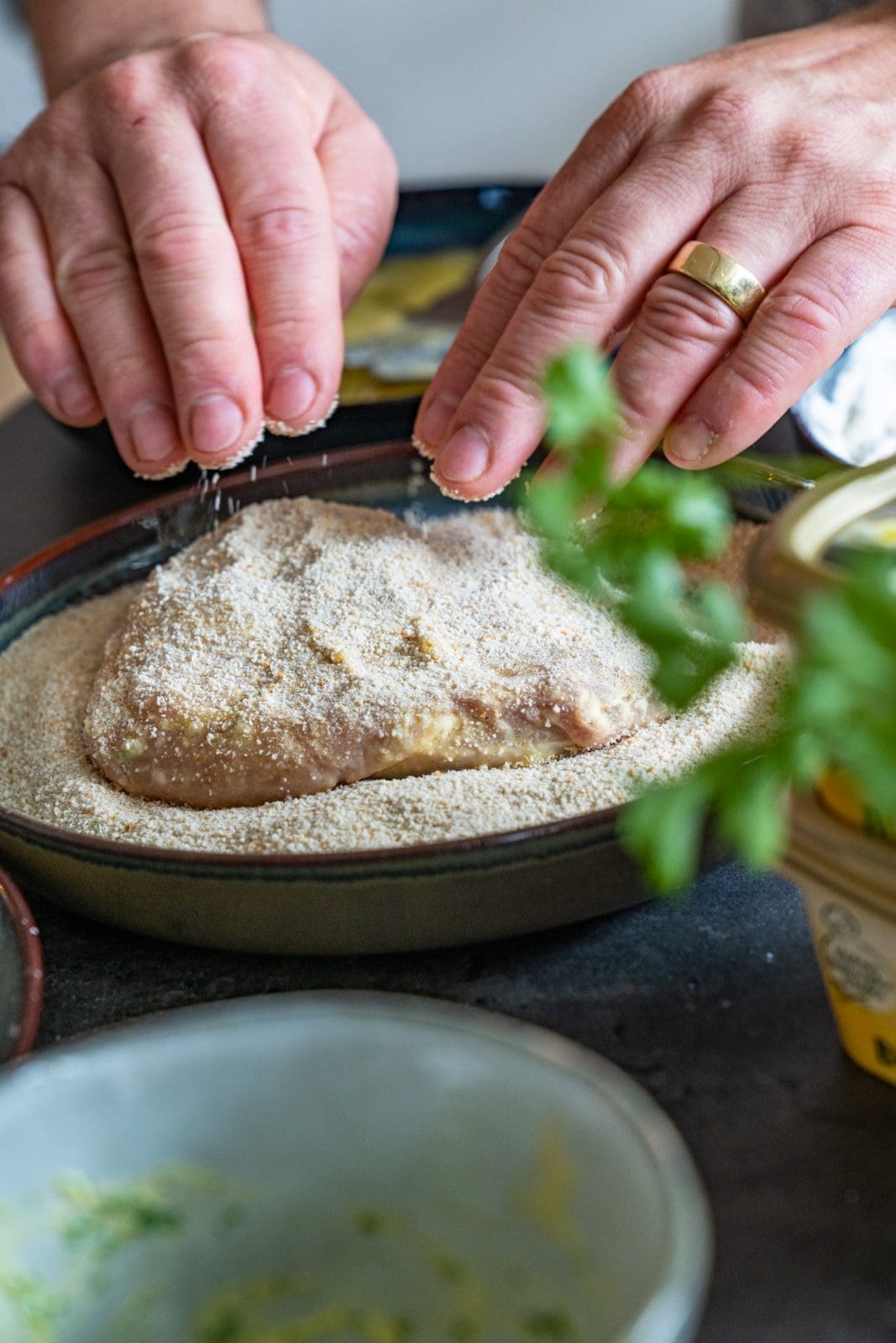 Cordon Bleu selber machen. Mit Senf-Knoblauch-Füllung aus der Pfanne 7 Cordon Bleu wird in der Panierstraße paniert