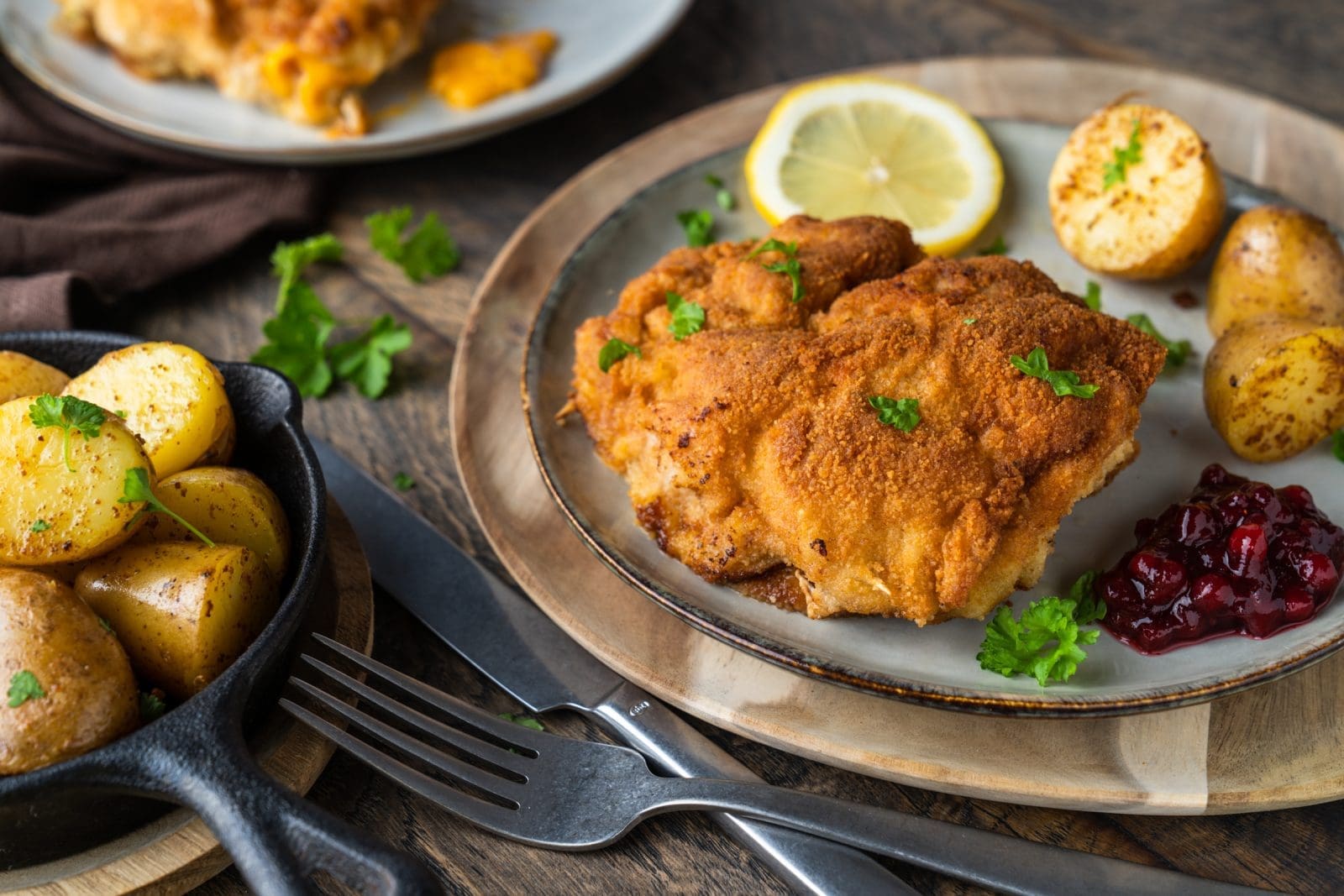 Cordon Bleu Kerrygold 26 | Wir alle wissen, dass eine der wichtigsten Komponenten einer guten Mahlzeit die ist, in der du sie zubereitest. Wir zeigen dir, wie du ein Cordon Bleu mit würzigem Senf und Knoblauch aus der Butterschmalzpfanne zubereitest. Für dieses Rezept brauchen wir Eier, Käse, Kochschinken, Semmelbrösel und ein paar Gewürze, also macht euch bereit! In diesem Blogbeitrag erfahrt ihr Schritt für Schritt, wie ihr diese köstliche Cordon Bleu perfekt zubereitet. Mit viel geschmolzenem Cheddar in perfekt knusprig panierten Schweinefleischaus aus einem ordentlichen Butterschmalz-Bad ... so wird es unwiderstehlich gut! Dieser Klassiker wird jeden Gaumen  erfreuen!
