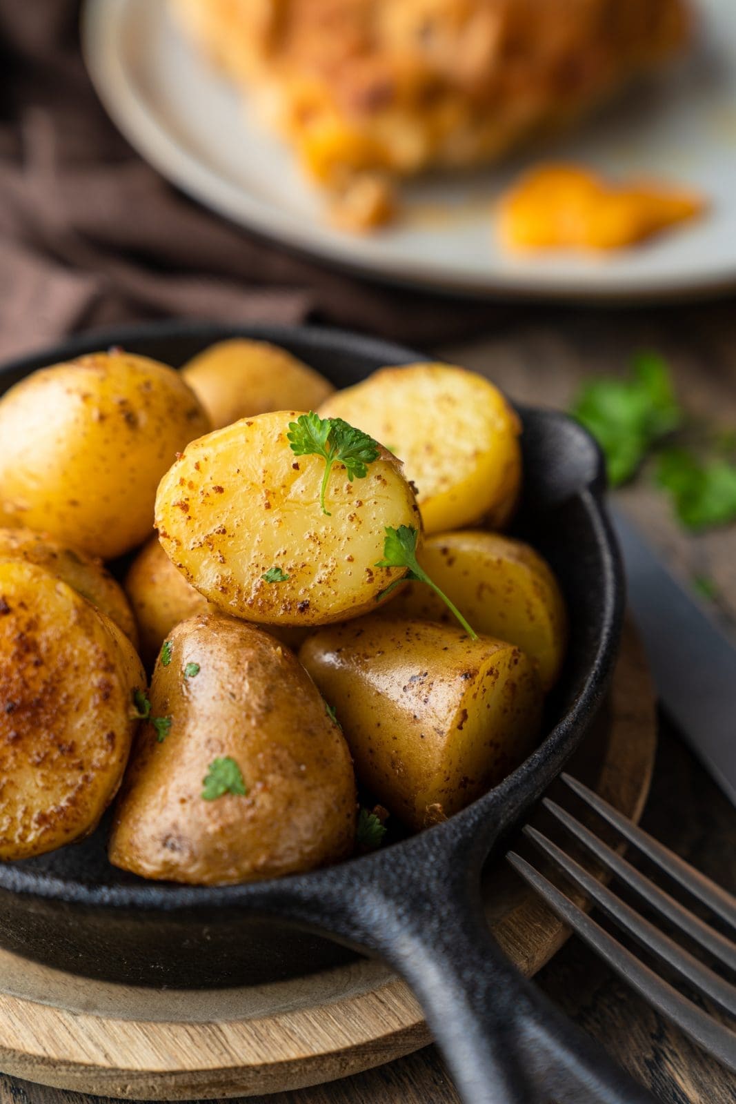 Cordon Bleu selber machen. Mit Senf-Knoblauch-Füllung aus der Pfanne 10 Kleine Kartoffeln in Butterschmalz geschwenkt in der Pfanne