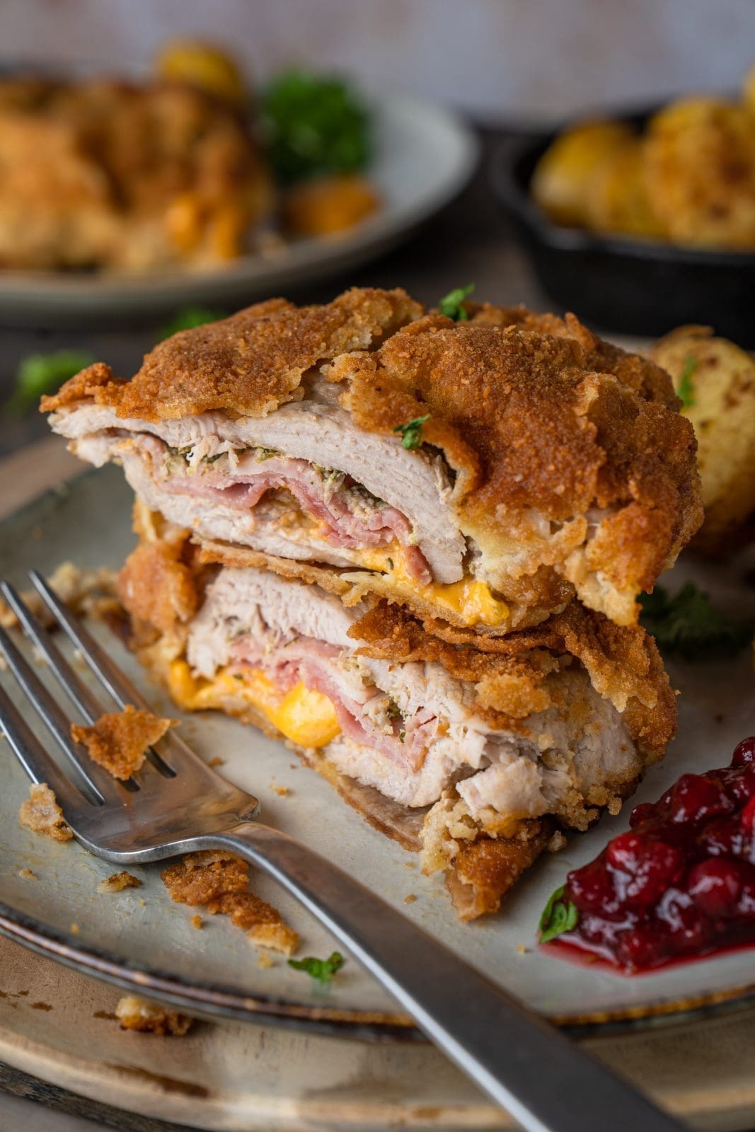 Cordon Bleu selber machen. Mit Senf-Knoblauch-Füllung aus der Pfanne 11 Aufgeschnittenes Cordon Bleu mit geschmolzenem Cheddar und Schinken