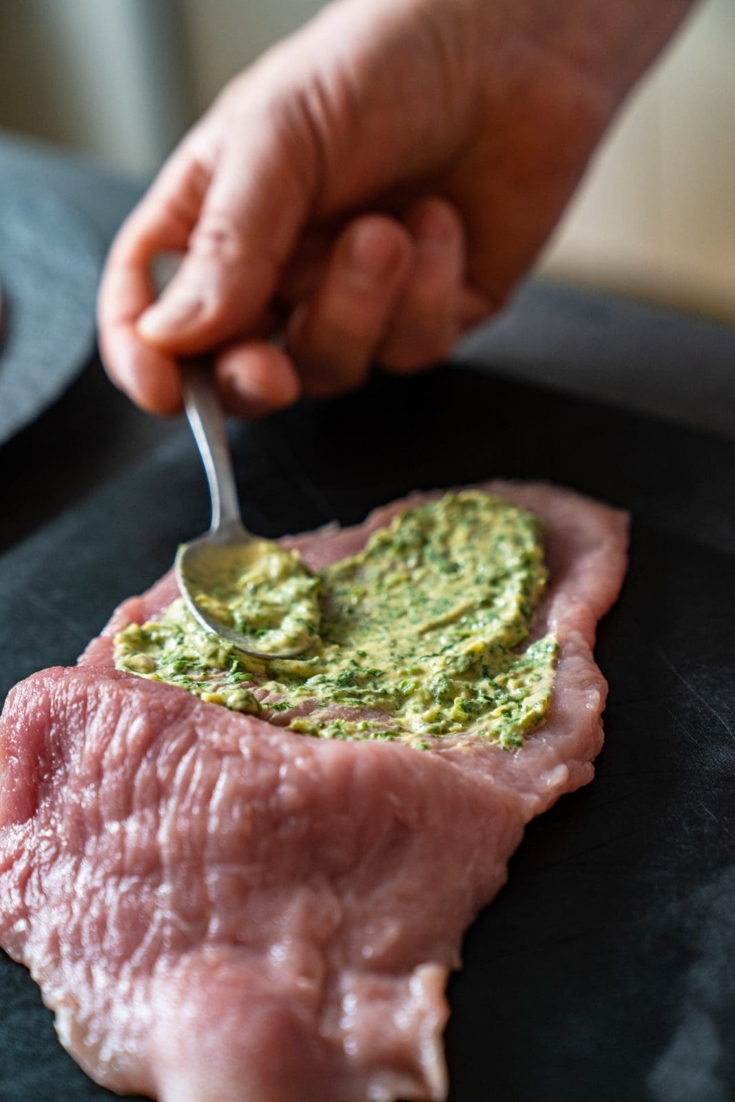 Cordon Bleu selber machen. Mit Senf-Knoblauch-Füllung aus der Pfanne 3 Schmetterlingsschnitzel wird innen mit Senf-Knoblauch-Paste bestrichen