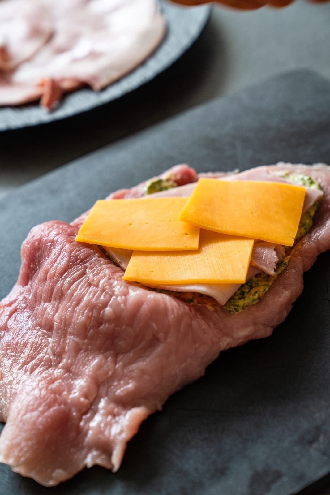 Cordon Bleu selber machen. Mit Senf-Knoblauch-Füllung aus der Pfanne 5 Schnitzel mit Cheddar und Kochschinken vor dem Zuklappen
