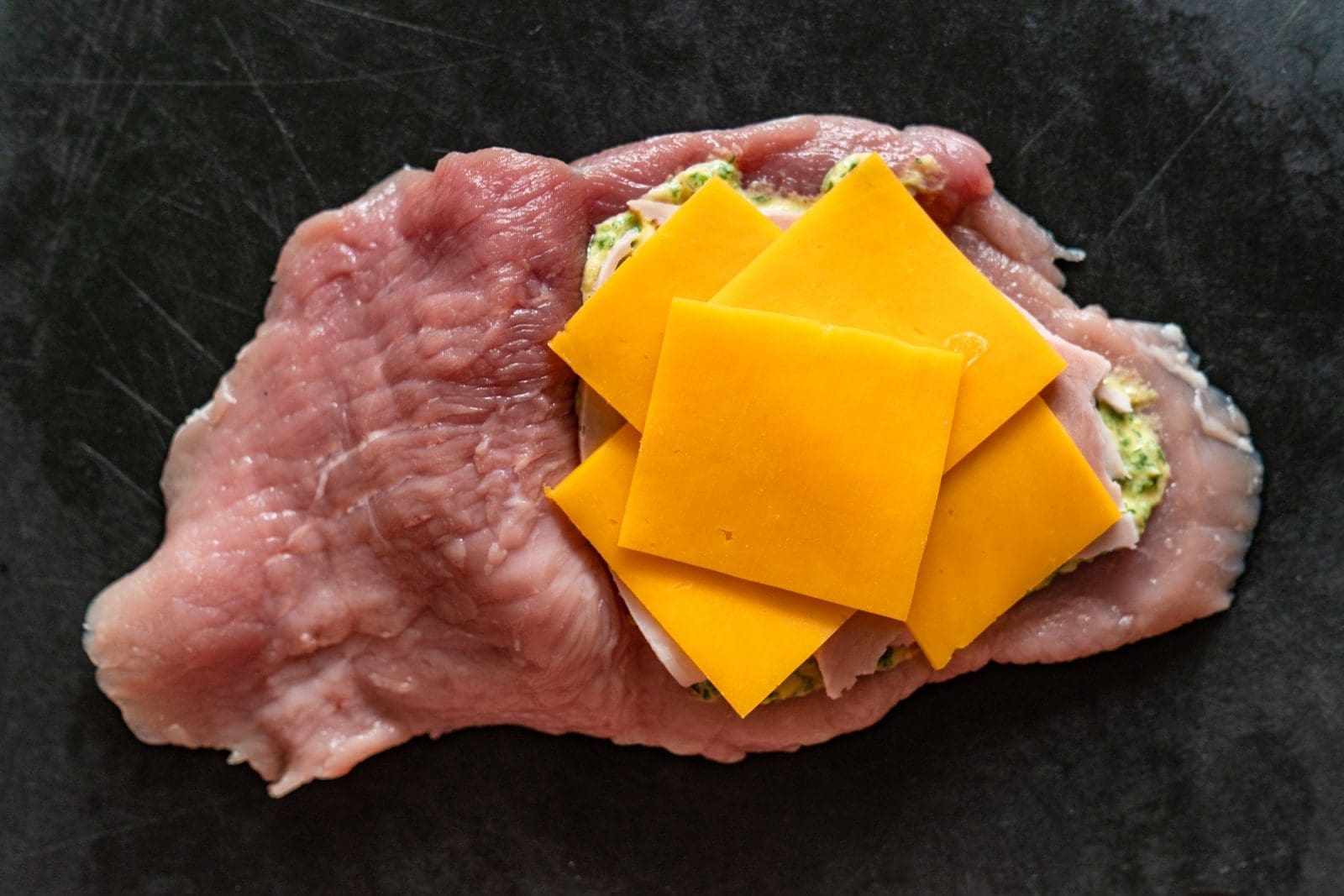 Cordon Bleu selber machen. Mit Senf-Knoblauch-Füllung aus der Pfanne 4 Aufgeklapptes Schnitzel mit Paste und Cheddar-Scheiben