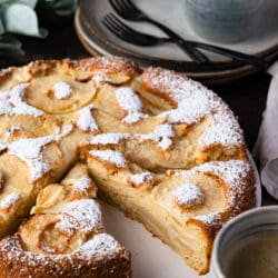 Saftiger Apfelkuchen ohne Butter. Mit wenig Zucker und viel Apfel 13 Fluffiger Apfelkuchen 12 | Apfelkuchen ohne Butter und mit wenig Zucker. Fluffig durch Eischnee, mit rund 135 kcal je Stück, gebacken in der 25er Springform. Davon kann man auch ein Stück mehr essen.