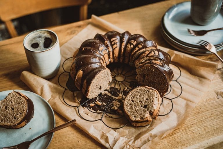L1004213 | Wenn uns eine Sache verbindet, dann ist es der Sonntagnachmittag mit Kaffee, Kuchen und der Frage: „Wer schneidet an?“ Aus genau dieser Liebe ist über die Jahre eine ziemlich große Sammlung geworden – mal schnell vom Blech, mal sonntäglich aus der Springform, mal nach einem Rezept, das schon Oma Lore in ihrer Kölner Küche gebacken hat.
