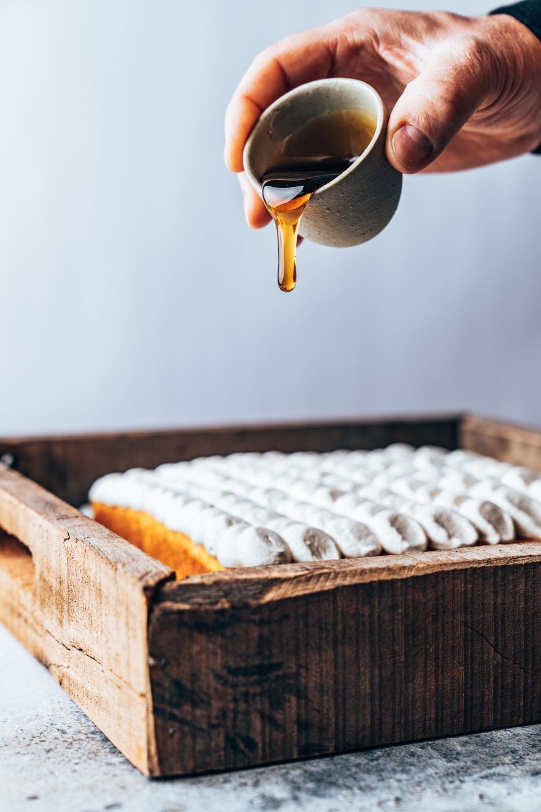Ein fluffiger Joghurtkuchen mit cremigem Honig-Topping und Pistazien – saftig, einfach & perfekt für spontane Backideen. Jetzt Rezept entdecken!