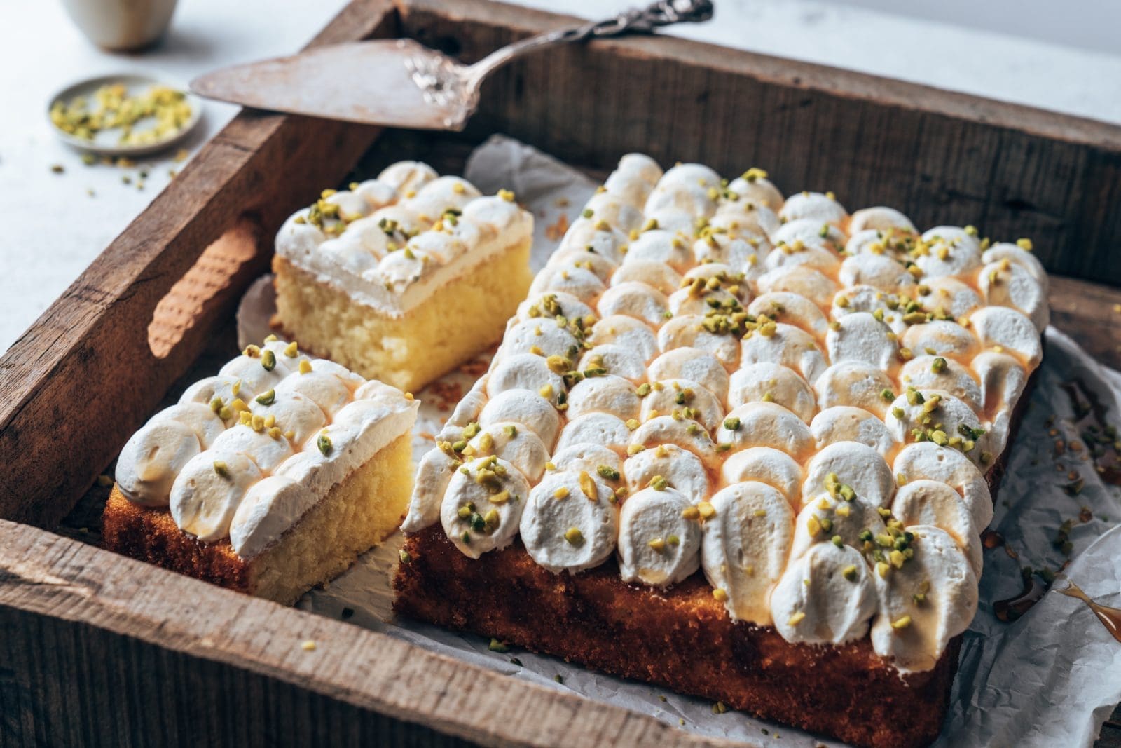 Joghurtkuchen 10 | Saftiger Joghurtkuchen mit Honigcreme. Klingt das nicht nach einem perfekten und einfachen Rezept, wenn ihr einfach mal Lust auf Kuchen habt? Für uns ist bei spontanem Kuchenhunger im ganz wichtig, dass das Rezept einfach und recht fix gemacht ist. Unser saftiger Joghurtkuchen mit Honigcreme bietet das auf jeden Fall. Nur wenige Zutaten, die ihr alle in der Küche habt und los gehts. 15 Minuten vorbereiten, 30 Minuten backen und nochmal 10 Minuten fürs Topping? Das ist doch auf jeden Fall mal fix, oder?! Unser Saftiger Joghurtkuchen mit Honigcreme wird euch auf jeden Fall direkt begeistern und ihr werdet definitiv Wiederholungstäter werden. So wie wir! Also auf gehts!