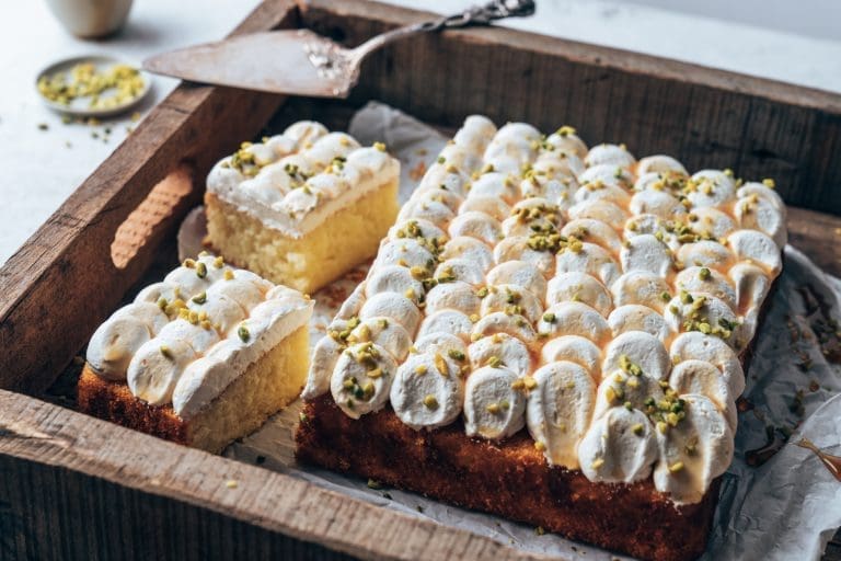 Ein saftiger Joghurtkuchen mit cremigem Honig-Topping und Pistazien – saftig, einfach & perfekt für spontane Backideen. Jetzt Rezept entdecken!