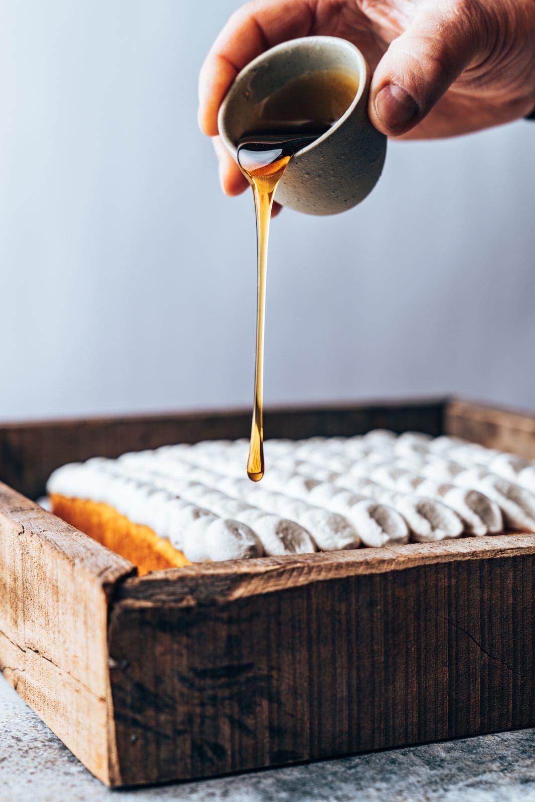 Ein fluffiger Joghurtkuchen mit cremigem Honig-Topping und Pistazien – saftig, einfach & perfekt für spontane Backideen. Jetzt Rezept entdecken!