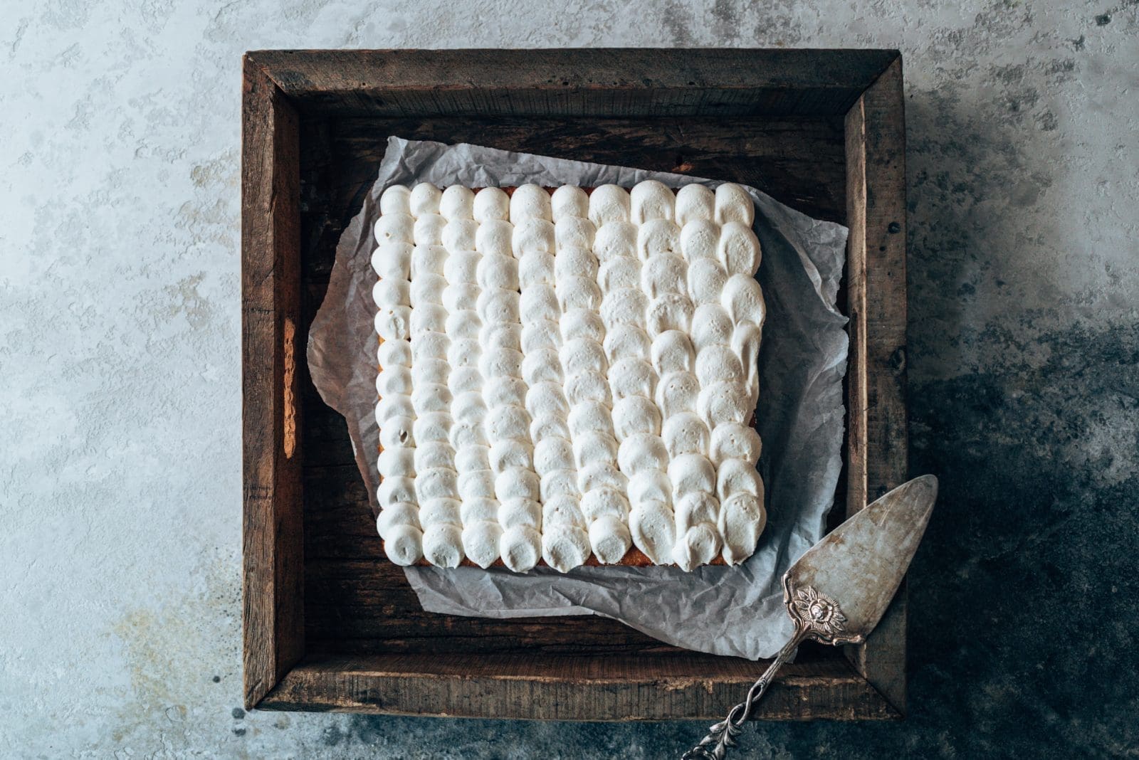 Ein fluffiger Joghurtkuchen mit cremigem Honig-Topping und Pistazien – saftig, einfach & perfekt für spontane Backideen. Jetzt Rezept entdecken!