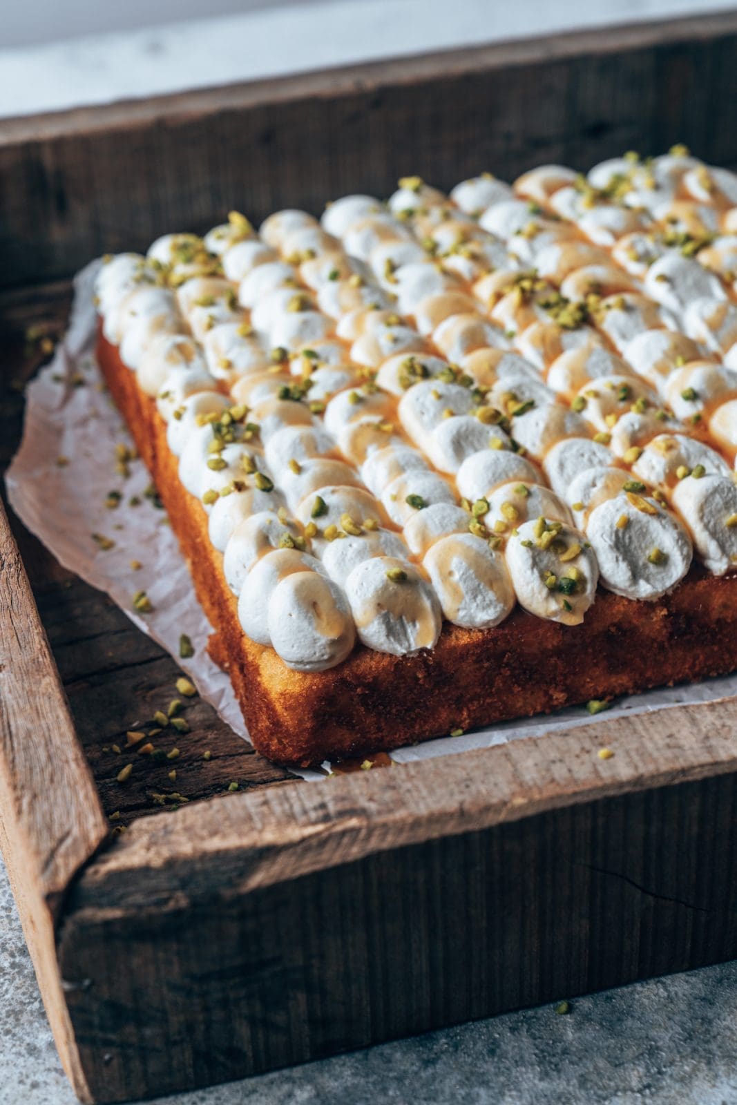 Ein fluffiger Joghurtkuchen mit cremigem Honig-Topping und Pistazien – saftig, einfach & perfekt für spontane Backideen. Jetzt Rezept entdecken!