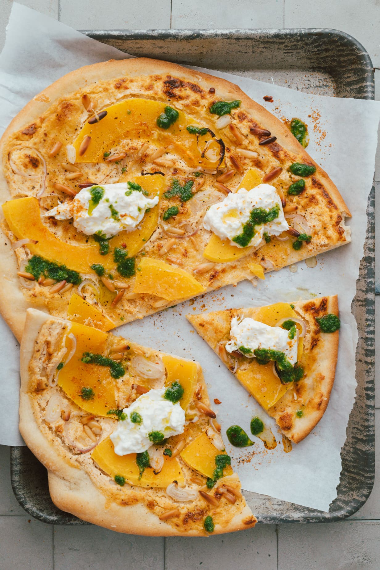 Schneller Veggie-Flammkuchen mit Kürbis, Burrata & Pesto