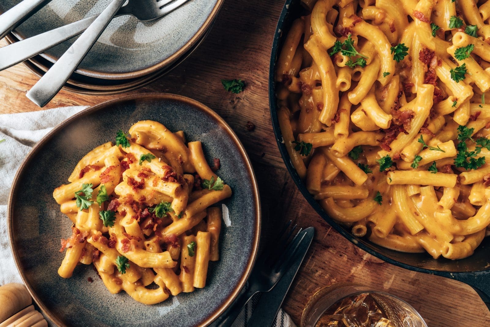 Mac'n'Cheese mit Whisky & Bacon 1 Mac N Cheese 19 | Liebst du Mac'n'Cheese? Ich schon! Es gibt nichts Besseres als eine käsige, klebrige Schüssel mit Makkaroni. Wenn ihr dann noch Speck und Whisky hinzufügt, ist die Sache klar! Dieses Rezept eignet sich für ein Abendessen unter der Woche, für den Feierabend oder ein Brunch-Gericht. Es ist so einfach, dass sogar Anfänger dieses dekadente Gericht im Handumdrehen zaubern können. Ich garantiere euch, dass es niemand bereuen wird, Mac'n'Cheese mit Whisky und Speck zu probieren Außerdem ist es so viel nachhaltiger, als durch deinen Lieblings-Fastfood-Laden zu fahren, oder? Ich zeige euch, wie du dieses tolle Gericht in nur 30 Minuten zubereiten kannst.