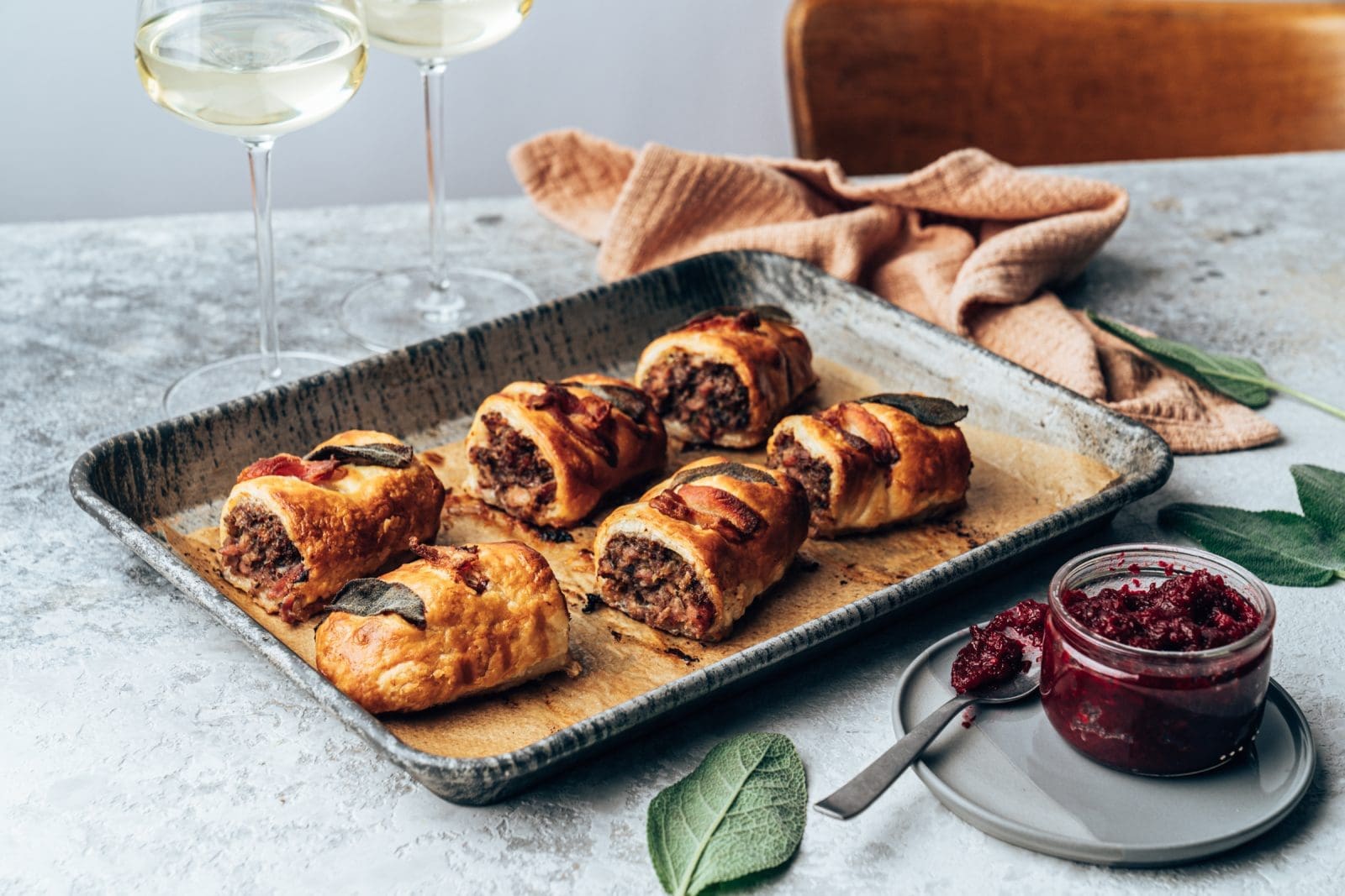 Sausage Rolls mit Rote Bete-Ketchup | Der beste Küchenparty-Snack! 1 Sausage Rolls Zwiesel 33 | Hier ist ein Rezept für den besten Partysnack aller Zeiten! Sausage Rolls sind so einfach zu machen und kommen bei den Gästen immer gut an. Das Beste daran ist, dass du sie mit allem füllen kannst, was du willst. Es muss nicht nur Wurst sein. Bei diesem Rezept haben wir scharfen Rote-Bete-Ketchup hinzugefügt, der sie noch mal besser schmecken lässt! Sie sind perfekt, wenn sie warm direkt aus dem Ofen serviert werden, aber auch kalt schmecken sie köstlich. So einfach, aber so lecker! Da kann man direkt mit den Freunden in der Küche bleiben, schlemmen und dazu ein gutes Glas Wein im perfekten Zwiesel Glas genießen. Die besten Parties finden doch eh in der Küche statt, oder?!