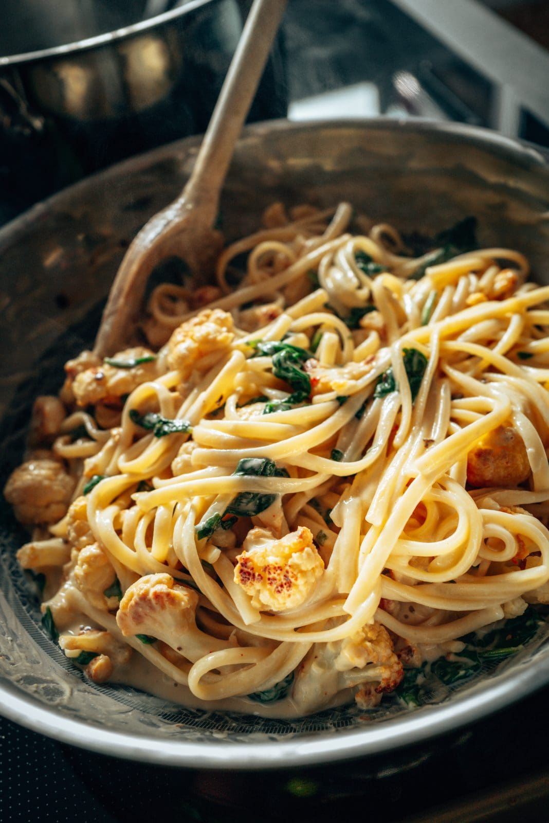 Rezept für vegane Tahini-Pasta mit geröstetem Blumenkohl und Spinat. Eine schnelle und einfache Pasta mit wenigen Zutaten. Einfach nur lecker.