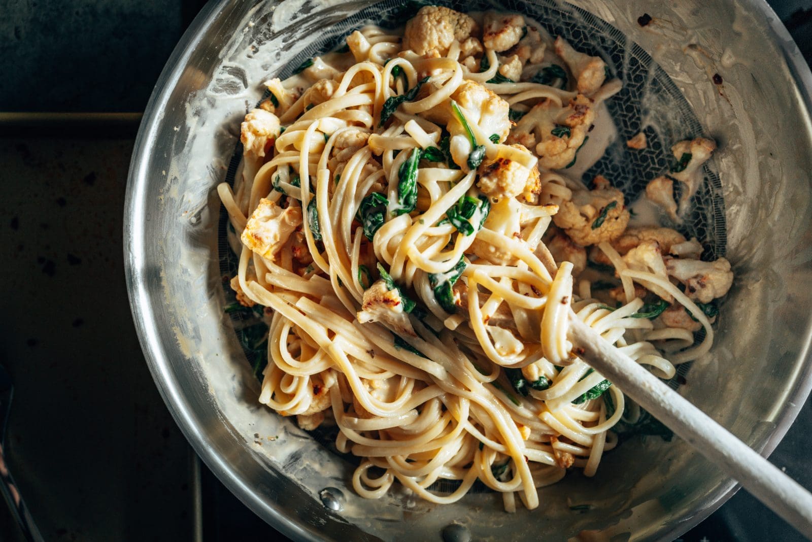 Rezept für vegane Tahini-Pasta mit geröstetem Blumenkohl und Spinat. Eine schnelle und einfache Pasta mit wenigen Zutaten. Einfach nur lecker.