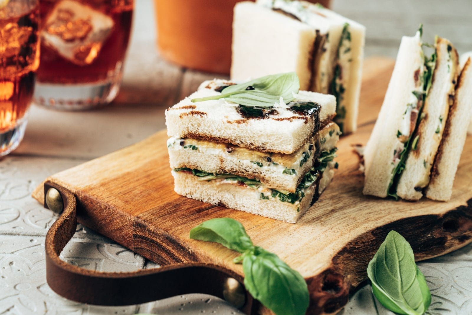 Tramezzini Wuerfel Mazzetti 29 | Sandwich-Würfel. Ihr habt richtig gehört. Auf unserer Reise durch den Norden Italiens haben wir in diesem Jahr ja so einige Leckereien zum Aperitivo genießen dürfen. Mal zu einem Gläschen Wein und mal zu einem kleinen Cocktail, um sich auf den Abend einzustimmen. Diese kleinen Häppchen werden, wie ihr bestimmt schon bei unseren vorigen Rezepten gelesen habt, Stuzzicchini genannt. Oft sind sie schnell und easy zubereitet. Und das ist ja auch genau perfekt für den Start in den Abend. Mit wenig Aufwand etwas Tolles zu zaubern. Daher zeigen wir euch jetzt unsere 3. Stuzzicchini Idee mit unserem langjährigen Partner Mazzetti L'Originale.