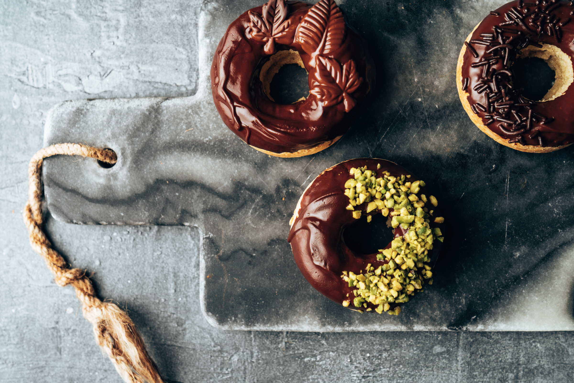 Vegane Donuts mit Schokoladenglasur | Das einfache Rezept für leckeres Gebäck