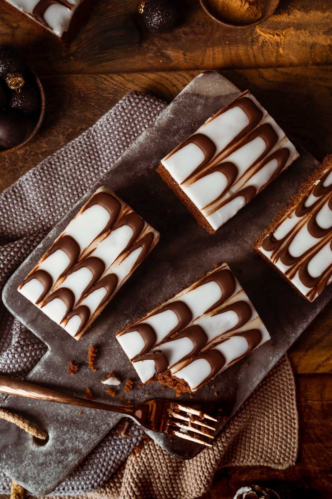 Gewuerzkuchen 2025 1 | Wenn’s draußen kalt wird, kommt unser saftiger Gewürzkuchen vom Blech genau richtig! Ein schneller Klassiker voller Wintergewürze – wie frisch vom Bäcker.