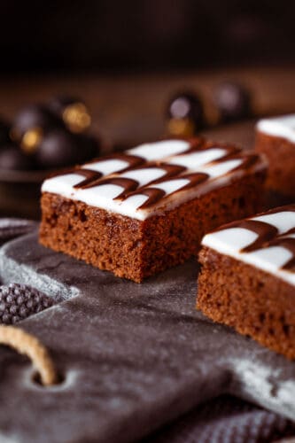 Gewuerzkuchen 2025 5 | Weihnachtsplätzchen Rezepte gehören für uns jedes Jahr fest in die Adventszeit. Ob Vanillekipferl, Zimtsterne oder moderne Varianten. Ohne eine gut gefüllte Weihnachtsbäckerei wäre Weihnachten einfach nicht komplett, oder?! Wenn ihr Weihnachtsplätzchen Rezepte sucht, die schnell gelingen und gleichzeitig nach Kindheit schmecken, dann seid ihr hier richtig. Wir haben euch eine Sammlung zusammengestellt, die sowohl klassische als auch moderne Ideen für eure Weihnachtsbäckerei bereithält.