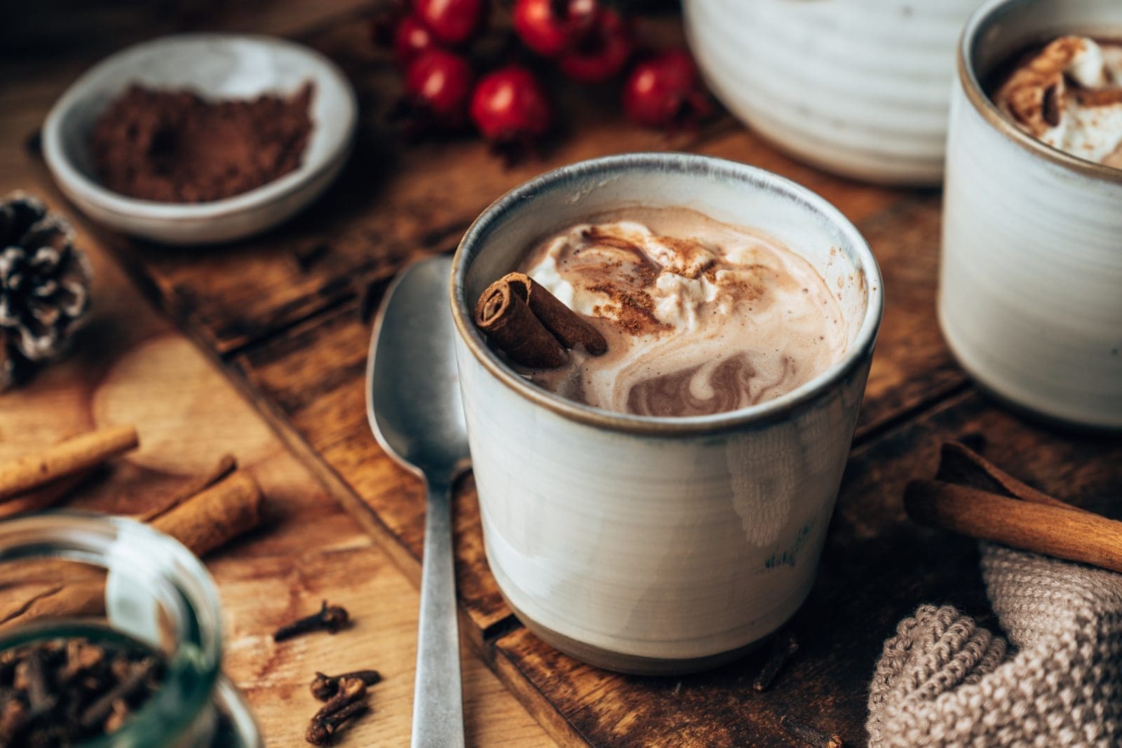 Gluehschokolade becks cacoa nude 9 | Es ist kalt draußen und der Winter ist in vollem Gange. Es ist an der Zeit, sich warm anzuziehen, eine Tasse heiße Schokolade zu trinken und es sich mit den Menschen gemütlich zu machen, ohne die Ihr nicht leben könnt. Aber wie wäre es mit einem heißen Kakao mit dem besonderem Etwas?! Glühschokolade ist eine Mischung aus Glühwein und heißer Schokolade für den Wintergenuss. Es ist das perfekte Getränk, um sich an kalten Tagen und Nächten aufzuwärmen. Probiert es aus! Wir versprechen Euch, Ihr werdet es lieben!  