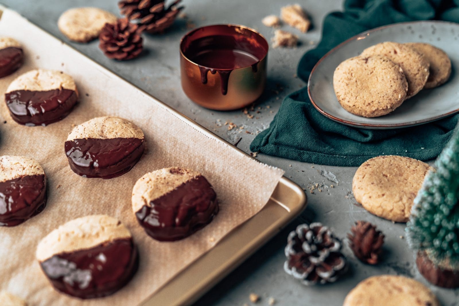 Heidesand | Das zarteste Plätzchen aller Zeiten! 1 Heidesand 2021 08 | Seit ein paar Wochen findet ihr in der Menüleiste auf dem Blog wieder die Rubrik "Weihnachtsbäckerei und -küche". Da findet ihr ganz viele Rezepte für die winterliche Jahreszeit. Und immer wieder fallen uns dort selber Fotos auf, die einfach zum Weglaufen sind. Die Rezepte sind Klasse, die Plätzchen oder die Gericht sind super lecker, aber wir können die Bilder nicht mehr anschauen, weil sie einfach so schlecht gealtert sind. Aus diesem Grund haben wir unseren Heidesand wieder neu gebacken und natürlich für euch im Foto fest gehalten.