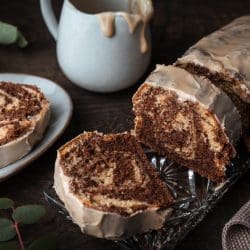 Rezept für einen saftigen Mokka-Marmorkuchen. Super für Backanfänger, denn die Zubereitung ist kinderleicht. Alles nur in der Schüssel umrühren!