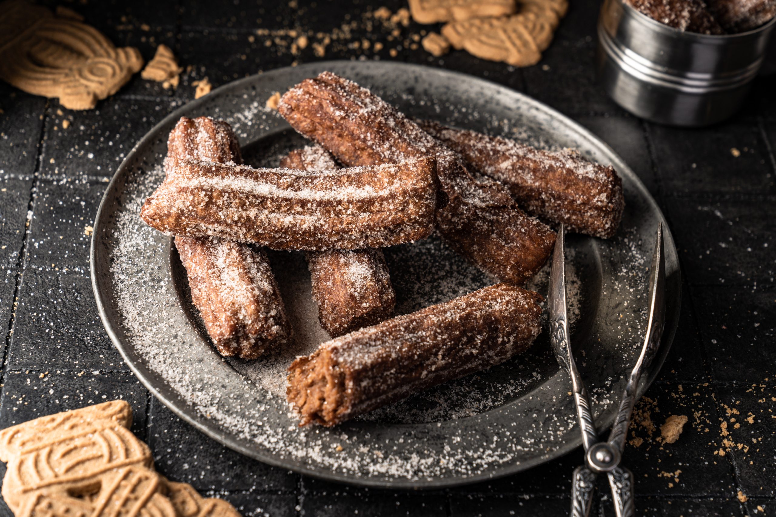 Rezept für etwas andere Churros. Mit Spekulatiusgewürz wird das spanische Gebäck zum Winter-Wohlfühl-Snack - unbedingt ausprobieren!