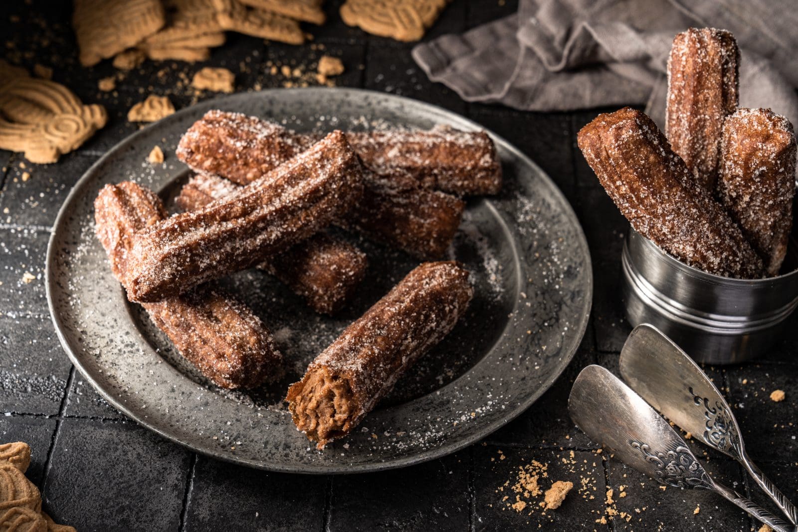 Rezept für etwas andere Churros. Mit Spekulatiusgewürz wird das spanische Gebäck zum Winter-Wohlfühl-Snack - unbedingt ausprobieren!