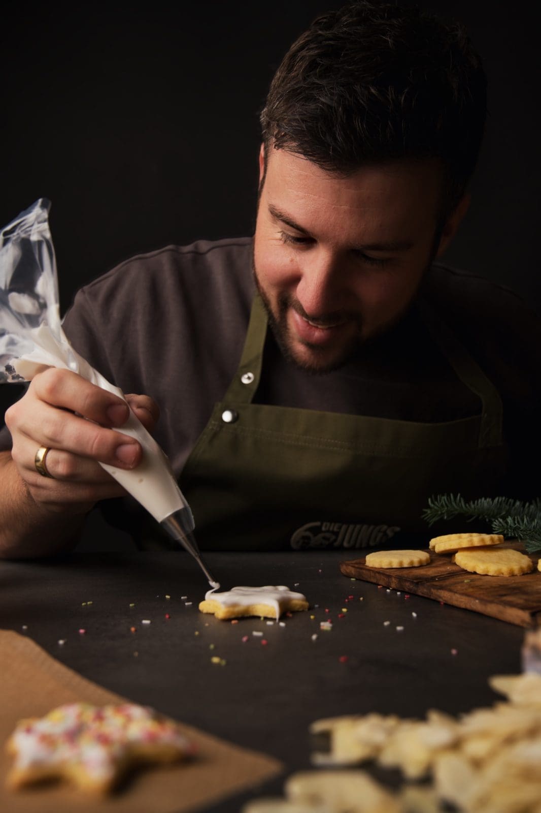 Oma Lores Ausstechplätzchen. Omas Plätzchenklassiker zu Weihnachten ist immer noch einer der Besten. Und vor allem schnell und easy nochmal nachgebacken.