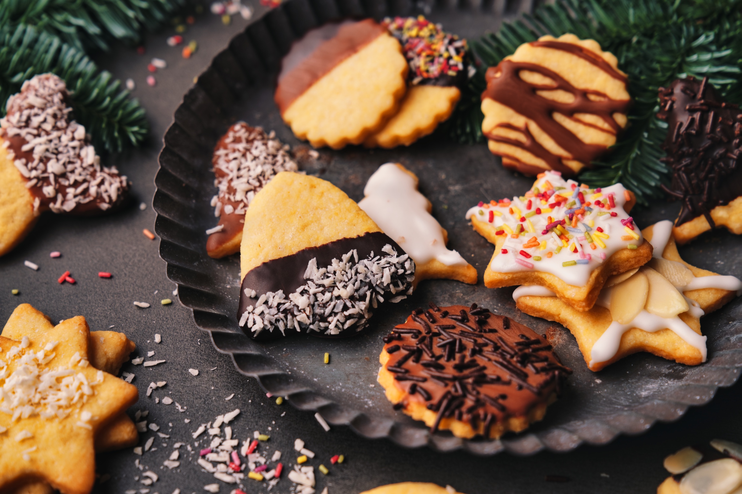 Oma Lores Ausstechplätzchen. Omas Plätzchenklassiker zu Weihnachten ist immer noch einer der Besten. Und vor allem schnell und easy nochmal nachgebacken.