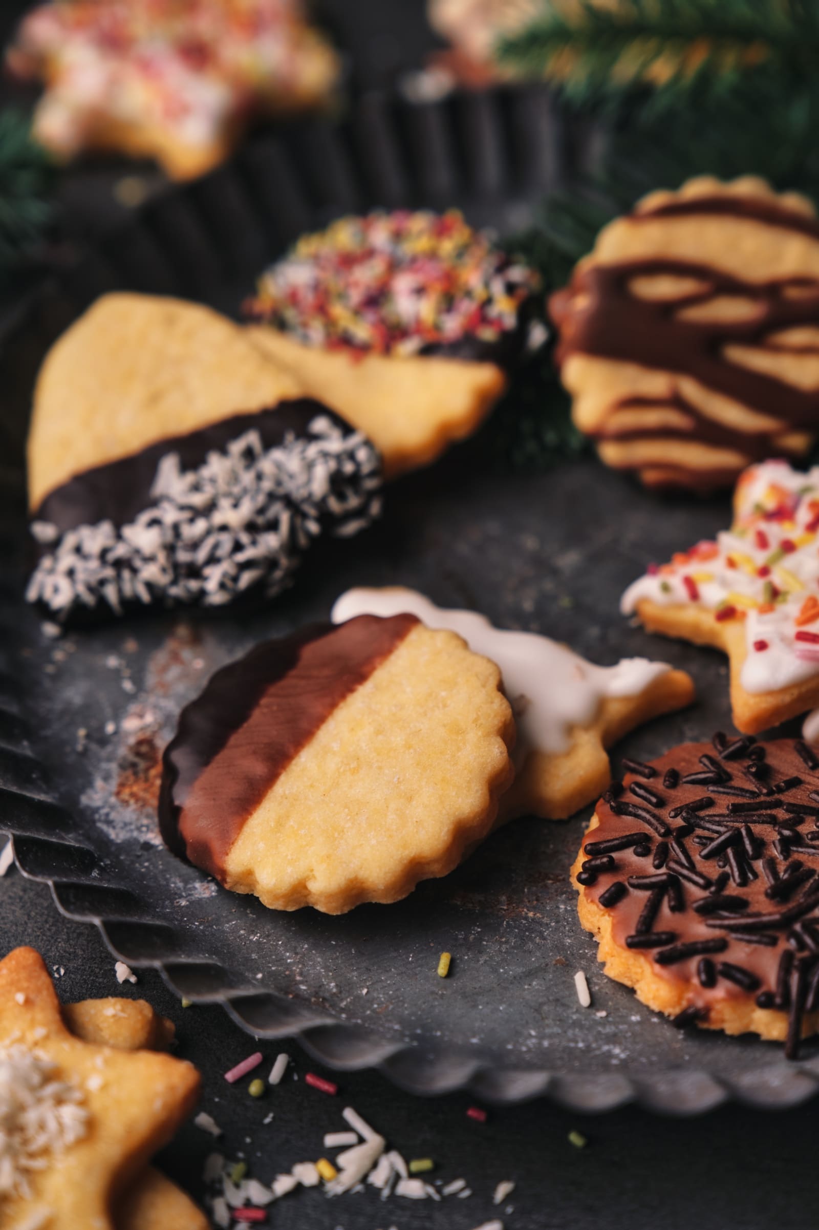 Oma Lores Ausstechplätzchen. Omas Plätzchenklassiker zu Weihnachten ist immer noch einer der Besten. Und vor allem schnell und easy nochmal nachgebacken.