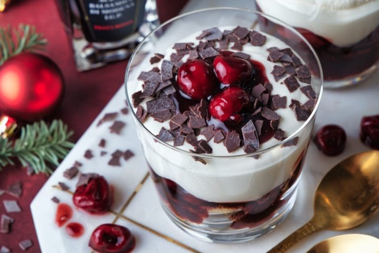 Kuchendessert im Glas mit saftigen Balsamicokirschen