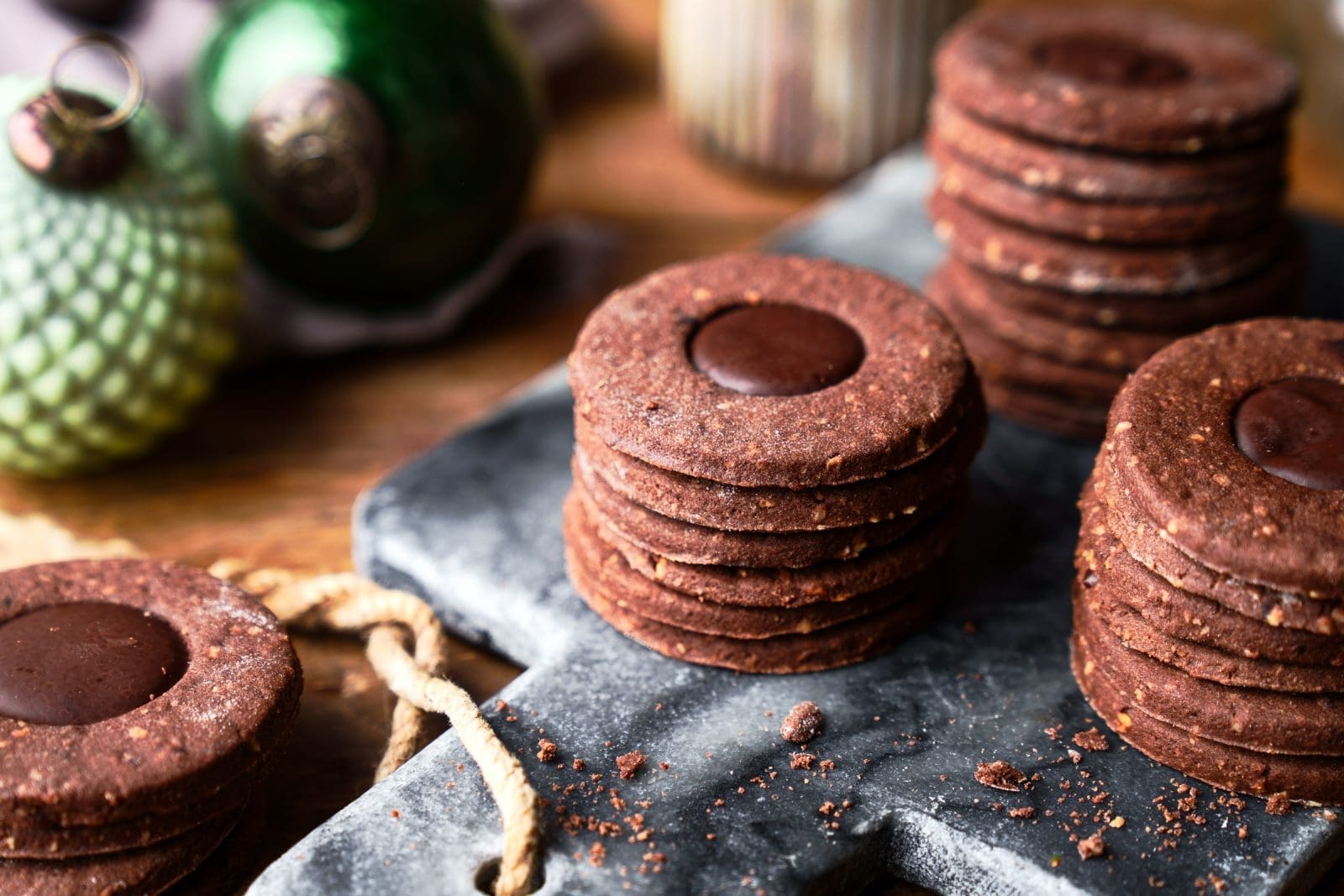 Mokka-Nougat-Plätzchen | Das gewisse Extra zu Weihnachten! 1 Mokka Nougat Plaetzchen 08 | Diejenigen von euch, die noch keine Plätzchen für die Adventszeit gebacken haben, die haben heute einen Grund dafür gefunden. Allerdings solltet ihr auch auf Nougat stehen. Das ist bei unseren Mokka-Nougat-Plätzchen, die wir mit unserem Partner Kerrygold gebacken haben, nämlich unerlässlich. Aber wir kennen eigentlich auch keine Menschen, die Nougat nicht einfach so weg futtern könnten. Einfach so. Roh und ohne Schnickschnack. Bei uns kommt die Nougatfüllung aber einfach zwischen 2 Plätzchen, sieht schick aus und schmeckt so richtig lecker.