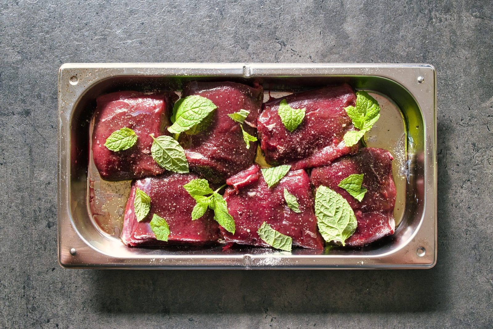 Rehrücken Medaillons mit weißer Schokolade & Minze | Ein echter Festtagsschmaus 3 Rehruecken schoko minze10 | Wenn Ihr auf der Suche nach einem echten Festtagsschmaus seid, dann probiert doch mal wieder Wild aus, wie zum Beispiel diese Rehrücken Medaillons. Sie sind einfach zuzubereiten, absolut köstlich und machen auf eurem Festtagstisch mal so richtig was her. Wildbret, wie man das Fleisch von wild lebenden Tieren nett, ist ein sehr mageres Fleisch, also perfekt für die wilden Tage. Klassischerweise wird Wild oft mit einer dunklen Sauce und einem dicken Klecks an Preiselbeeren serviert. Aber wir haben uns für dieses Rezept etwas ganz anderes überlegt. Probiert doch mal weiße Schokolade und ein wenig Minze für die Sauce ...