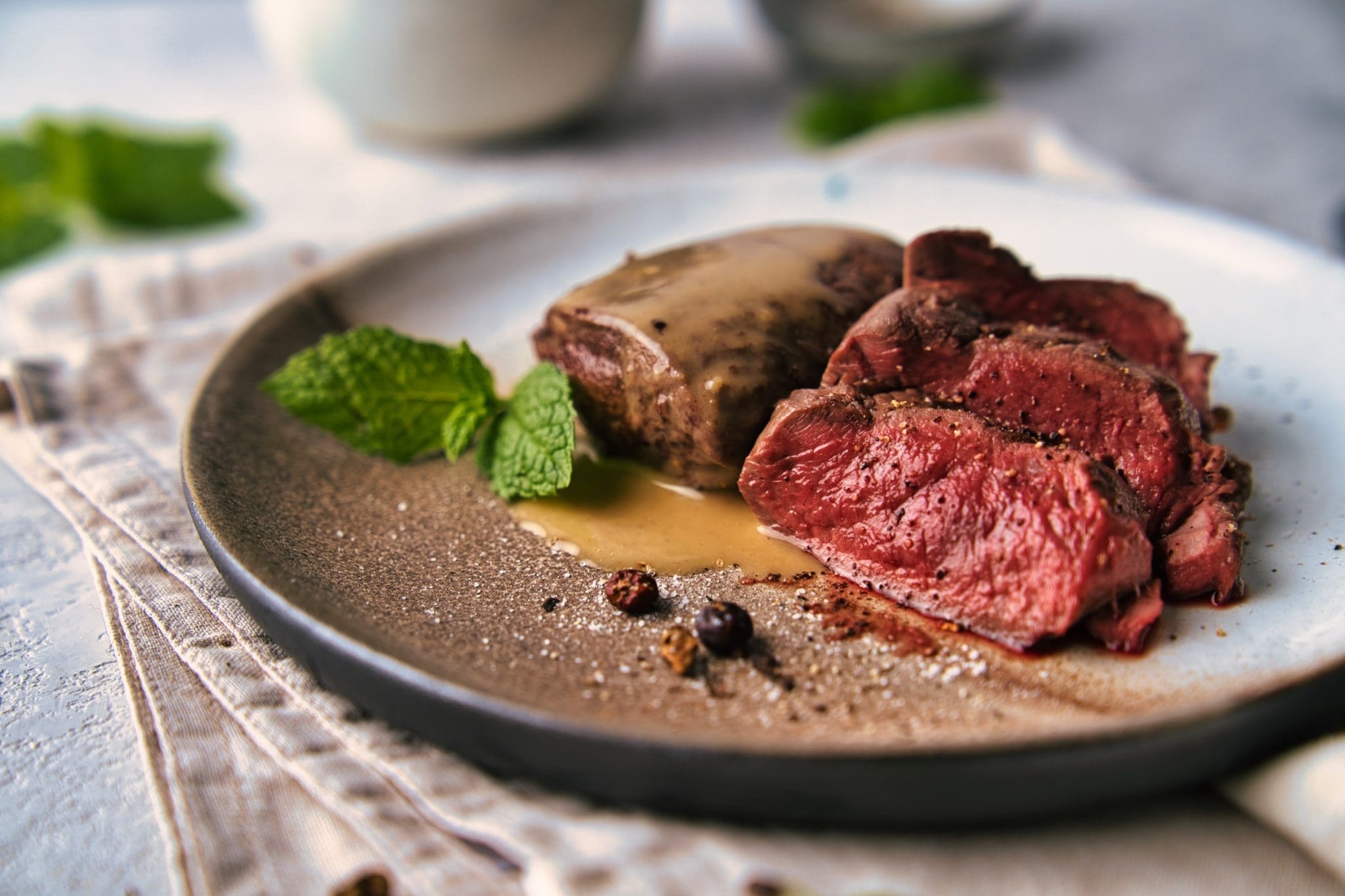 Rehrücken Medaillons Mit Weißer Schokolade & Minze | Rezept Rehrücken Medaillons Mit Weißer Schokolade & Minze | Rezept