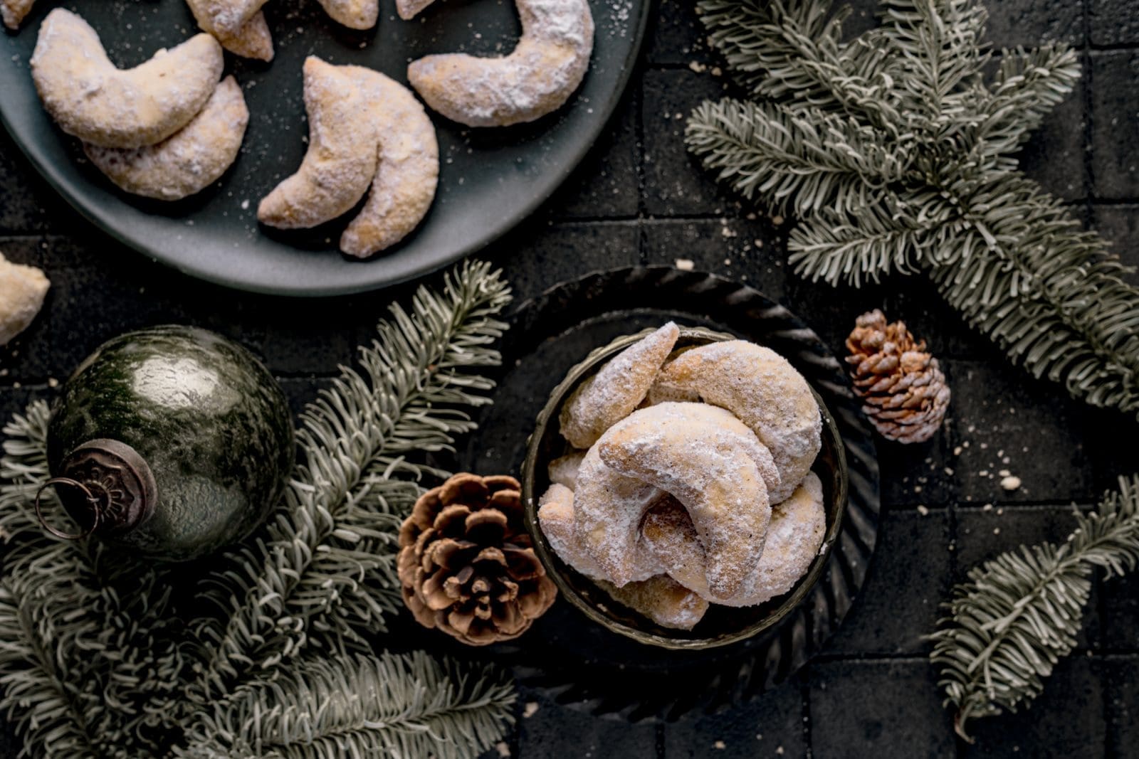 Vanillekipferl 11 | Zarte Vanillekipferl wie früher – hell, mürbe und voller Vanilleduft. Unser Familienrezept bringt euch genau den Geschmack zurück, der Weihnachten für viele so besonders macht. Perfekt für eure Weihnachtsbäckerei und garantiert ein Plätzchenklassiker, der immer gelingt.