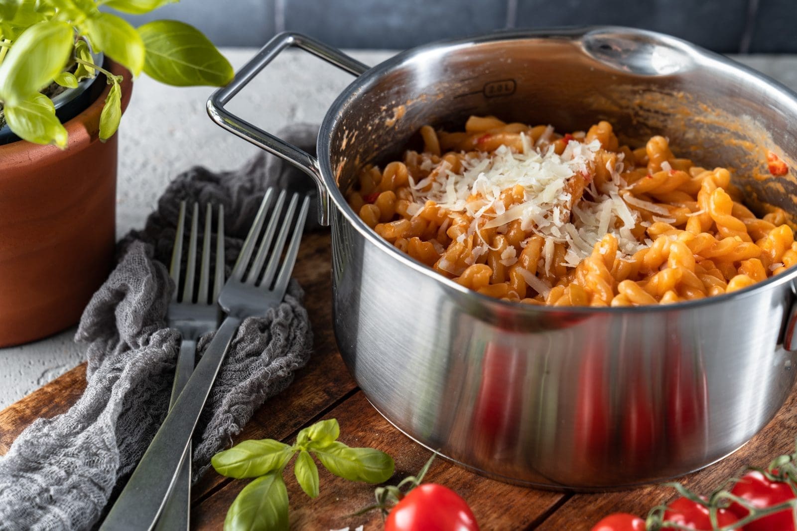 Pikante Vodka-Pasta | Lecker, schnell und einfach zubereitet! 1 VodkaPasta TEFAL 15 | Egal, ob Ihr ein schnelles und einfaches Wochenendgericht sucht oder etwas Besonderes, mit dem Ihr Eure Gäste beeindrucken könnt, diese pikante Vodka-Pasta ist garantiert ein Volltreffer! Die Soße ist köstlich und hat genau die richtige Schärfe, während die Pasta perfekt al dente gekocht wird. Außerdem ist sie in nur 30 Minuten zubereitet - perfekt für Abende, an denen Ihr wenig Zeit habt. Zur Abwechslung haben wir uns auch mal bekochen lassen und David unser Rezept in die Hand gedrückt ... Feuerprobe mit Sternchen bestanden, würden wir sagen!
