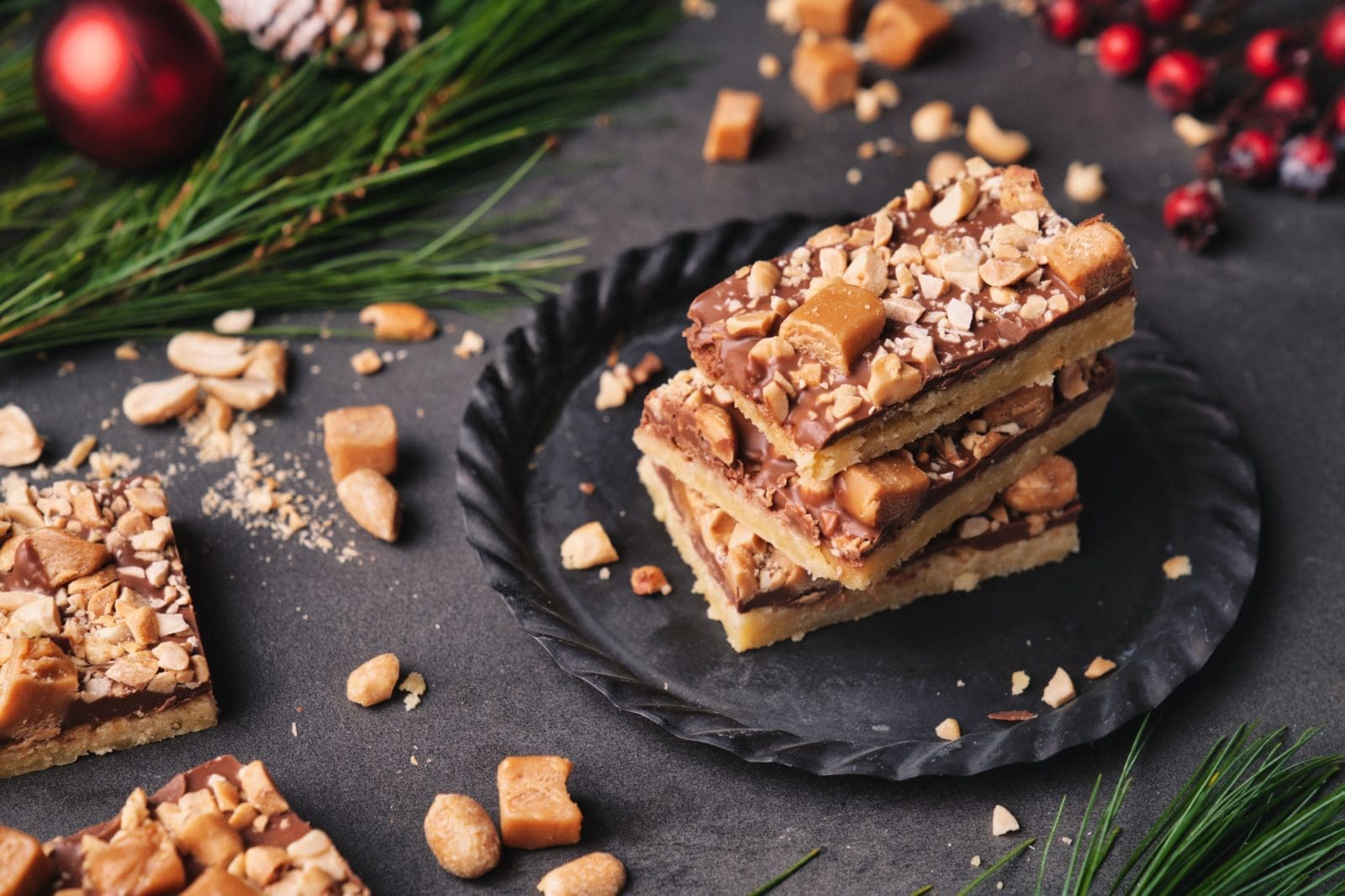 Erdnuss-Schokoschnitten mit Karamell | Zum dahinschmelzen lecker! 1 Rezept für Erdnuss-Schokoschnitten mit Karamell. Neues Rezept aus der Weihnachtsbäckerei. Als Schnitte gebacken und als Plätzchen verputzt.