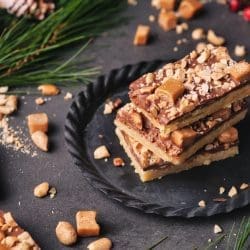 Rezept für Erdnuss-Schokoschnitten mit Karamell. Neues Rezept aus der Weihnachtsbäckerei. Als Schnitte gebacken und als Plätzchen verputzt.