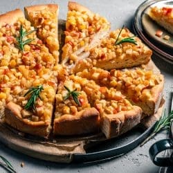 Mediterraner Apfelkuchen mit Rosmarin und Pinienkernen. Unser Rezept mit Quark-Ölteig wird mit bestem Olivenöl zubereitet.