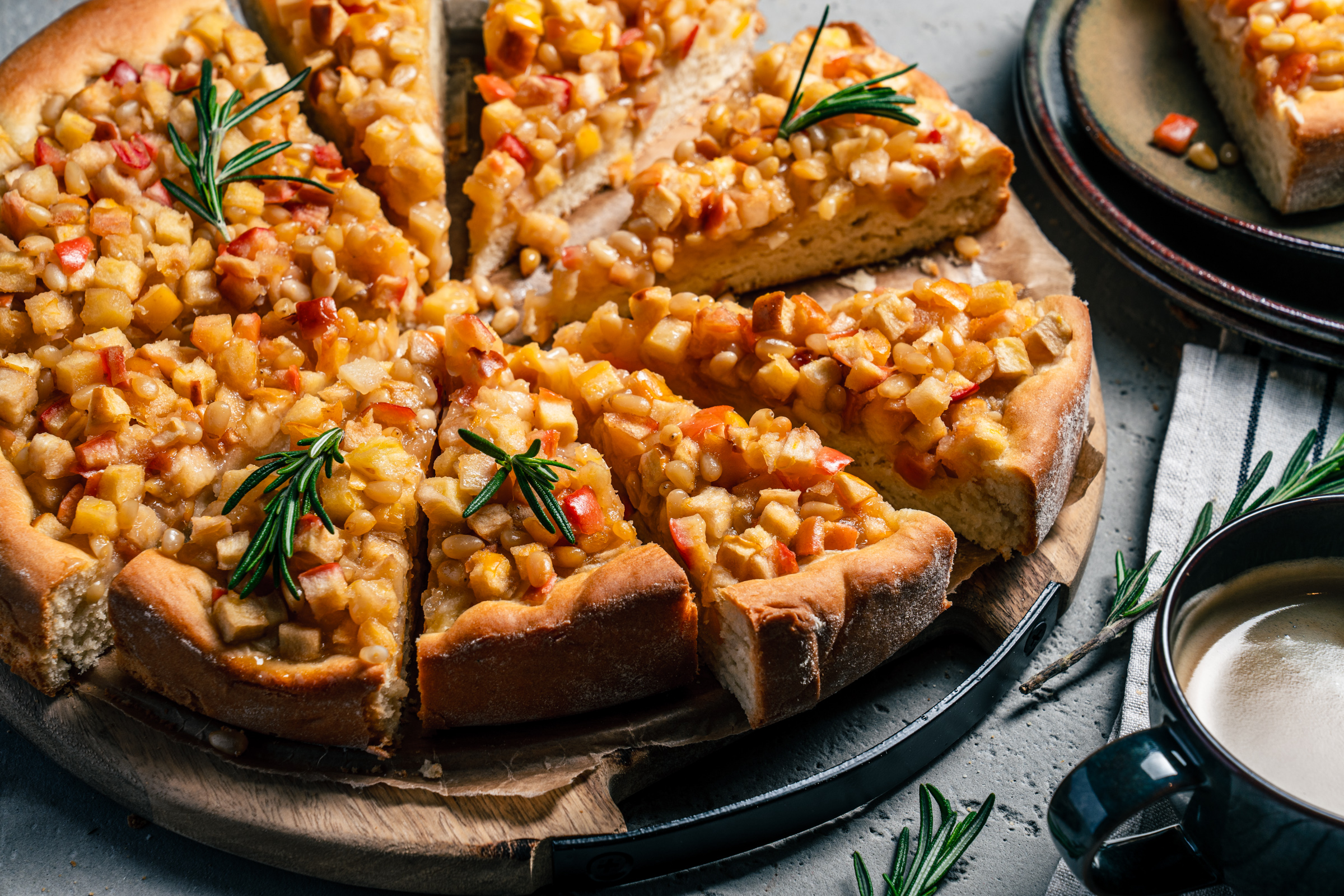 Mediterraner Apfelkuchen mit Rosmarin und Pinienkernen